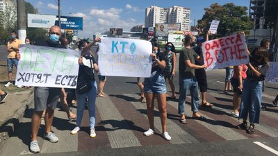 В Одесі мешканці будинку, в якому була пожежа, перекрили рух через відсутність світла
