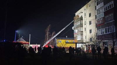 На Рівненщині вночі горіла квартира. У ДСНС показали, як рятували людей
