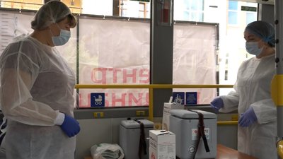 У Житомирі бажаючих вакцинують від коронавірусу в мобільному пункті, облаштованому в автобусі У Житомирі бажаючих вакцинують від коронавірусу в мобільному пункті, облаштованому в автобусі