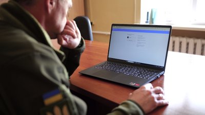 Військовослужбовець сидить за ноутбуком