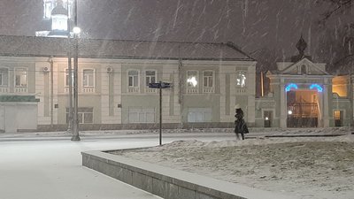 Вітер у Харкові розірвав прапор на стометровому флагштоці, затримуються авіарейси Вітер у Харкові розірвав прапор на стометровому флагштоці, затримуються авіарейси