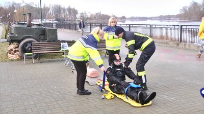 Працівники ДСНС демонструють порятунок людини Працівники ДСНС демонструють порятунок людини