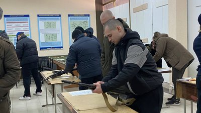 "Якщо щось трапиться, хотілося б бути корисним". В Одесі відкрили курси бойової підготовки