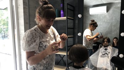 "Я хотіла зробити свій внесок у перемогу": 10-річна дівчинка з Одещини обрізала волосся, аби допомогти ЗСУ "Я хотіла зробити свій внесок у перемогу": 10-річна дівчинка з Одещини обрізала волосся, аби допомогти ЗСУ