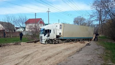 У Чернігові витягнули фуру, яка на вихідних застрягла в піску на перекритій вулиці