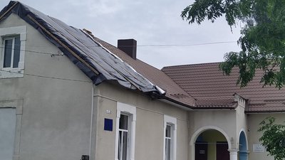 Дах початкової школи у селі Конопниця після буревію Дах початкової школи у селі Конопниця після буревію