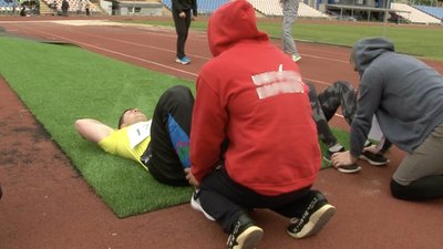 У Черкасах кандидати в патрульну поліцію виконували фізичні вправи під час відбору У Черкасах кандидати в патрульну поліцію виконували фізичні вправи під час відбору
