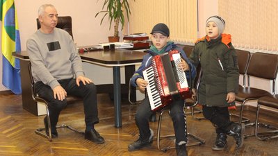 На Одещині двоє хлопчиків зібрали більше чотирьох тисяч гривень для ЗСУ, співаючи біля магазину