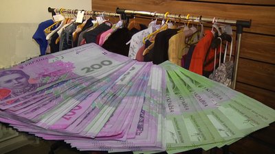 Гроші від розпродажу вбрання у Житомирі волонтери передали на лікування дітей із інвалідністю
