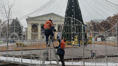 У Полтаві завершують підготовку до відкриття новорічної ялинки У Полтаві завершують підготовку до відкриття новорічної ялинки