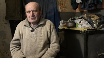 Поки є буржуйка, з морозами впорається: на Харківщині чоловік дев'ять місяців живе у розбитій ракетою оселі