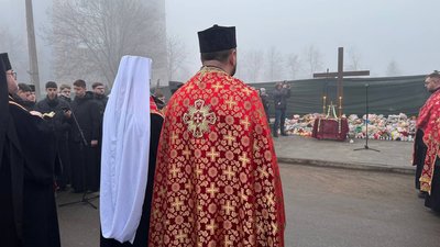 хрест на вулиці Стуса, хрест біля зруйнованого будинку