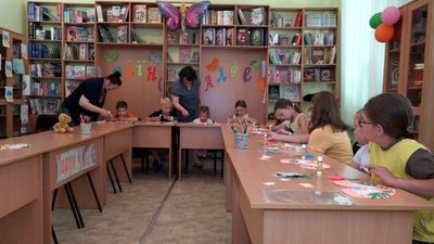Символічне серце з голубами – в житомирському таборі книголюбів діти робили аплікації до Дня Української Державності
