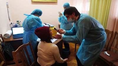 У драмтеатрі в Луцьку працювала бригада з вакцинації: скількох людей щепили У драмтеатрі в Луцьку працювала бригада з вакцинації: скількох людей щепили