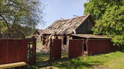 Будинок у селі Єліне на Чернігівщині який пошкодили обстрілами росіяни 15 травня 2023 року Будинок у селі Єліне на Чернігівщині який пошкодили обстрілами росіяни 15 травня 2023 року