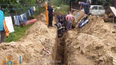 На Львівщині чоловіка засипало землею під час копання траншеї На Львівщині чоловіка засипало землею під час копання траншеї