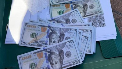 Гроші, вилучені у підозрюваних під час обшуків