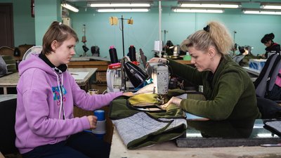 «Прикриває серце». У взуттєвому цеху в Дніпрі тепер шиють жилети для броні – фоторепортаж «Прикриває серце». У взуттєвому цеху в Дніпрі тепер шиють жилети для броні – фоторепортаж