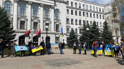 У Дніпрі пікетують облраду у відповідь на заяву посадовця про те, що "в Україні немає війни"