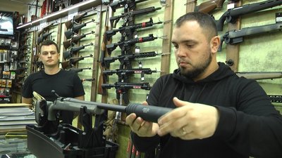 Продавці консультують місцевих, де можна отримати навички поводження зі зброєю Продавці консультують місцевих, де можна отримати навички поводження зі зброєю