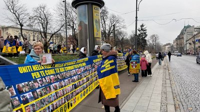 У Львові розгорнули найбільший в Україні прапор із світлинами полонених та зниклих безвісти військових