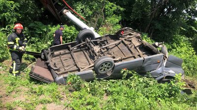 На трасі біля Чернівців автомобіль врізався в рекламний щит. Загинув водій