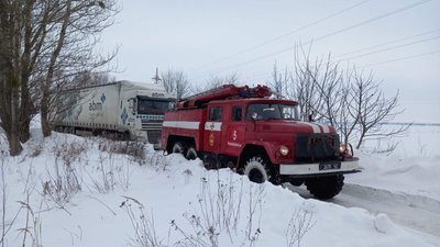Зі снігової пастки волинські рятувальники витягли автобус із пасажирами та сім вантажівок Зі снігової пастки волинські рятувальники витягли автобус із пасажирами та сім вантажівок