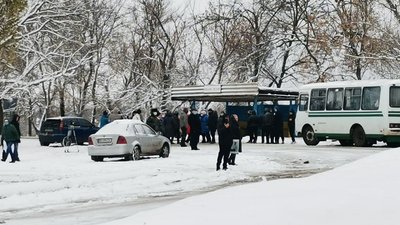 На Харківщині люди перекрили дорогу через відсутність опалення На Харківщині люди перекрили дорогу через відсутність опалення