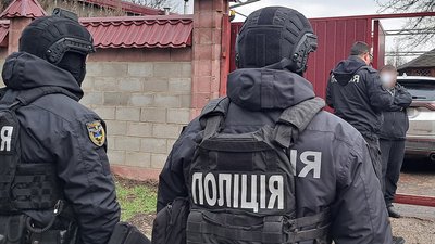 Поліцейські під час затримання підозрюваного