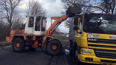 Очищають від сміття узбіччя доріг: у Луцьку триває санітарне прибирання міста Очищають від сміття узбіччя доріг: у Луцьку триває санітарне прибирання міста