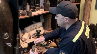Назар Богдан показує, як встановлюють гранату на розтяжці Назар Богдан показує, як встановлюють гранату на розтяжці