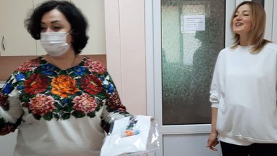 Керівниця Хмельницького обласного перинатального центру Лариса Притуляк каже, що просто вражена такими подарунками з прифронтоої Донеччини. Фото: Суспільне. Поділля. Керівниця Хмельницького обласного перинатального центру Лариса Притуляк каже, що просто вражена такими подарунками з прифронтоої Донеччини. Фото: Суспільне. Поділля.