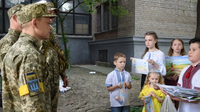 Діти з Дніпра передали військовим тисячу малюнків та оберегів Діти з Дніпра передали військовим тисячу малюнків та оберегів