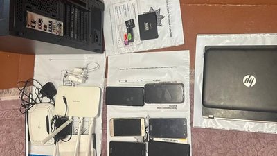Телефони та системний блок, які виявили під час обшуку Телефони та системний блок, які виявили під час обшуку