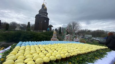 Найбільший прапор України із пасок створили черкаські студенти Найбільший прапор України із пасок створили черкаські студенти