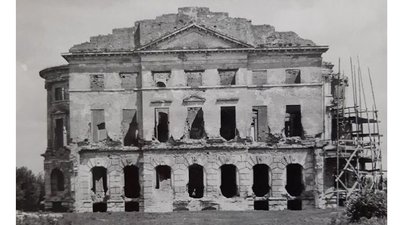 Фото палацу Розумовського в Батурині кінця 1940-х років Фото палацу Розумовського в Батурині кінця 1940-х років