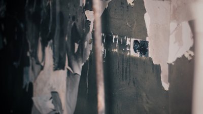 Пошкоджена стіна інфекційного боксу Пошкоджена стіна інфекційного боксу