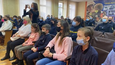 Херсонські рятувальники нагородили дітей, які перемогли у конкурсі "Поділися добрими вчинками"