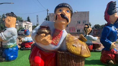 Скульптури українських козаків встановили у Радомишлі на Житомирщині Скульптури українських козаків встановили у Радомишлі на Житомирщині