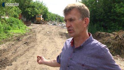 Селяни кажуть, що сміття на дорогу скидали протягом тижня. Фото: Суспільне Селяни кажуть, що сміття на дорогу скидали протягом тижня. Фото: Суспільне