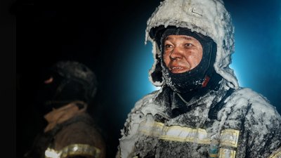 Обледенілий шолом: історія фото рятувальника з Полтавщини
