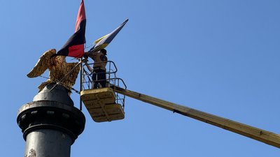 У Полтаві на Монументі Слави замінили прапори через зношеність