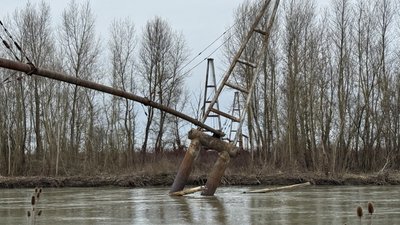 Працюють представники аварійних служб: на Закарпатті паводок підмив опору газопроводу