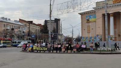 "Світ має знати, що їх там катують": у Вінниці пройшла мирна акція на підтримку військовополонених "Світ має знати, що їх там катують": у Вінниці пройшла мирна акція на підтримку військовополонених