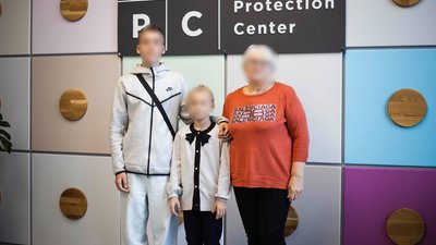 Україна повернула ще двох дітей разом з їхньою бабусею з окупованого Криму