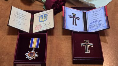 Нагороди, які вручили рідним полеглих захисників