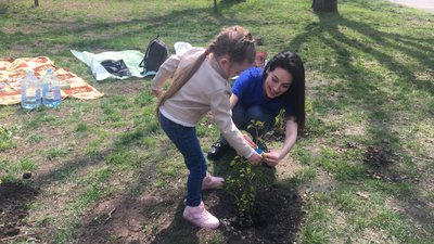 Переселенці з гарячих точок висадили кущі калини в Одесі Переселенці з гарячих точок висадили кущі калини в Одесі