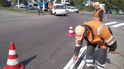 У Житомирі на вулиці Івана Мазепи наносять розмітку для двостороннього руху машин