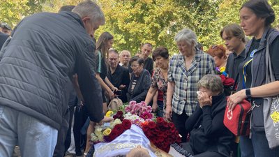 У Харкові прощаються із волонтерами, які загинули внаслідок удару по Куп'янську