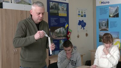 "Драмтеатр – це серце Маріуполя": у Рівному переселенці створюють макет зруйнованої будівлі "Драмтеатр – це серце Маріуполя": у Рівному переселенці створюють макет зруйнованої будівлі